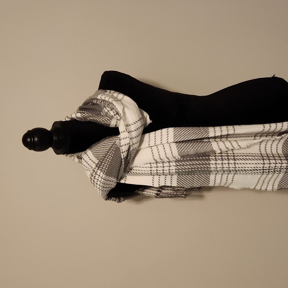 Vanity Gray and White Scarf